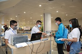 Mang rượu đắt tiền khi nhập cảnh Việt Nam, có bị thu?